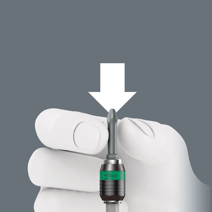 Zonder aanraking van de schuifhuls kan de bit in de houder gezet worden. Zodra de bit in de schroef gezet word, word ze automatisch vergrendelt. De bit zit veilig en vast.