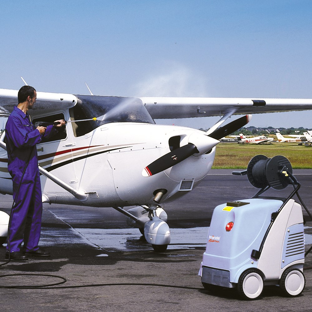 kranzle-hogedrukreiniger-thermc-in gebruik luchtvaart.jpg